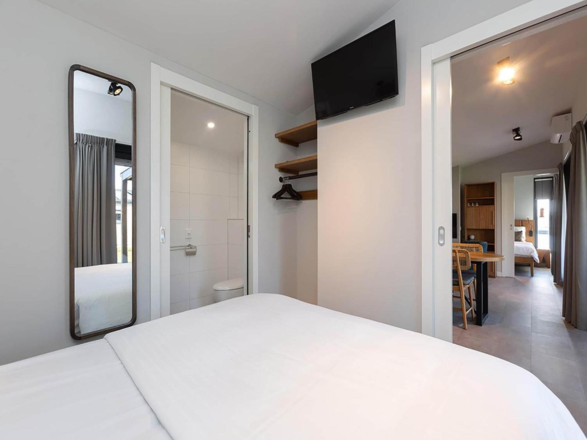 Luxury Docklodge On The Water Delfstrahuizen Bagian luar foto