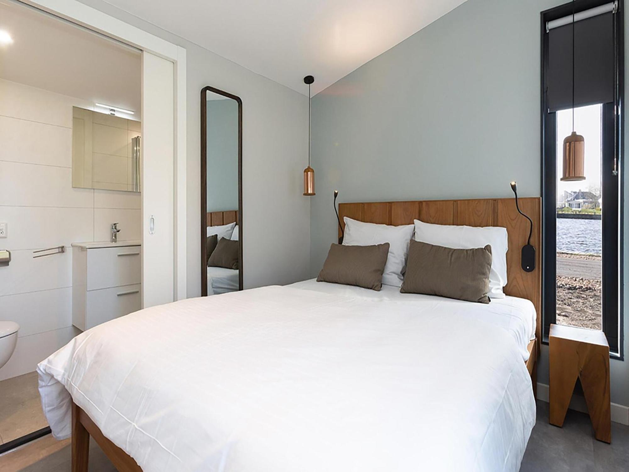 Luxury Docklodge On The Water Delfstrahuizen Bagian luar foto