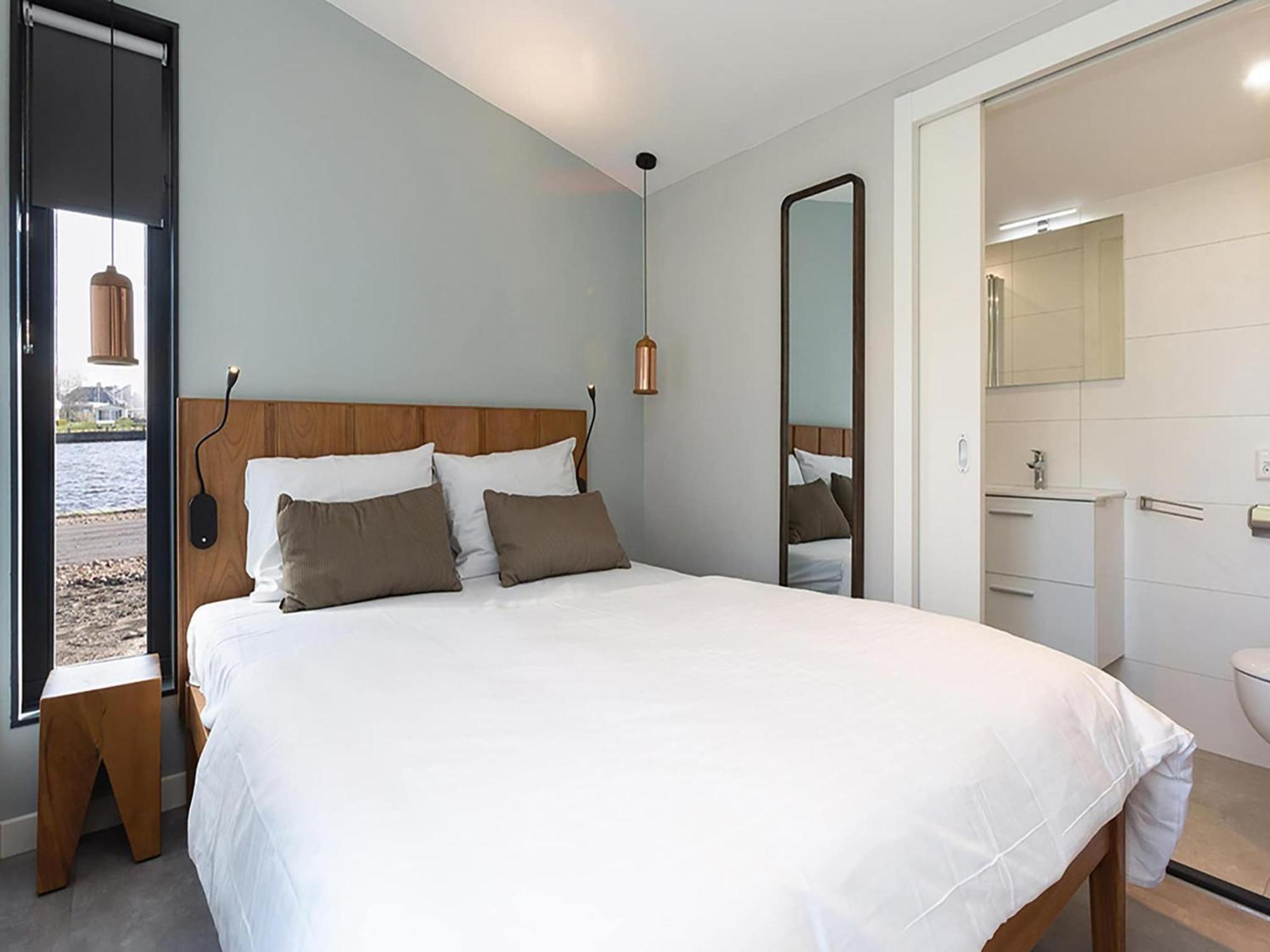 Luxury Docklodge On The Water Delfstrahuizen Bagian luar foto