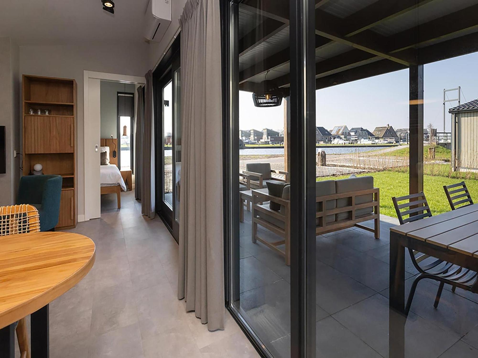 Luxury Docklodge On The Water Delfstrahuizen Bagian luar foto