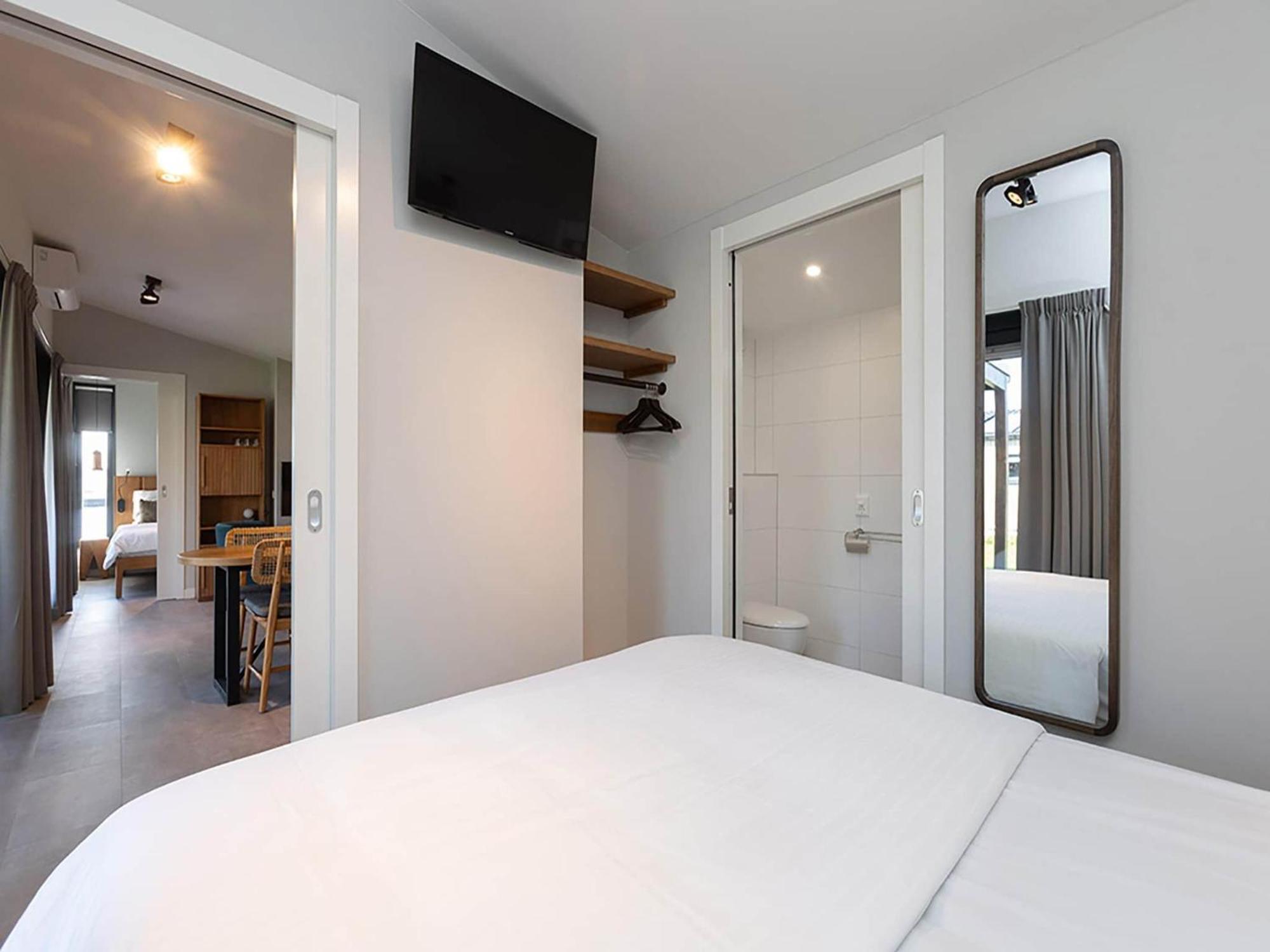 Luxury Docklodge On The Water Delfstrahuizen Bagian luar foto