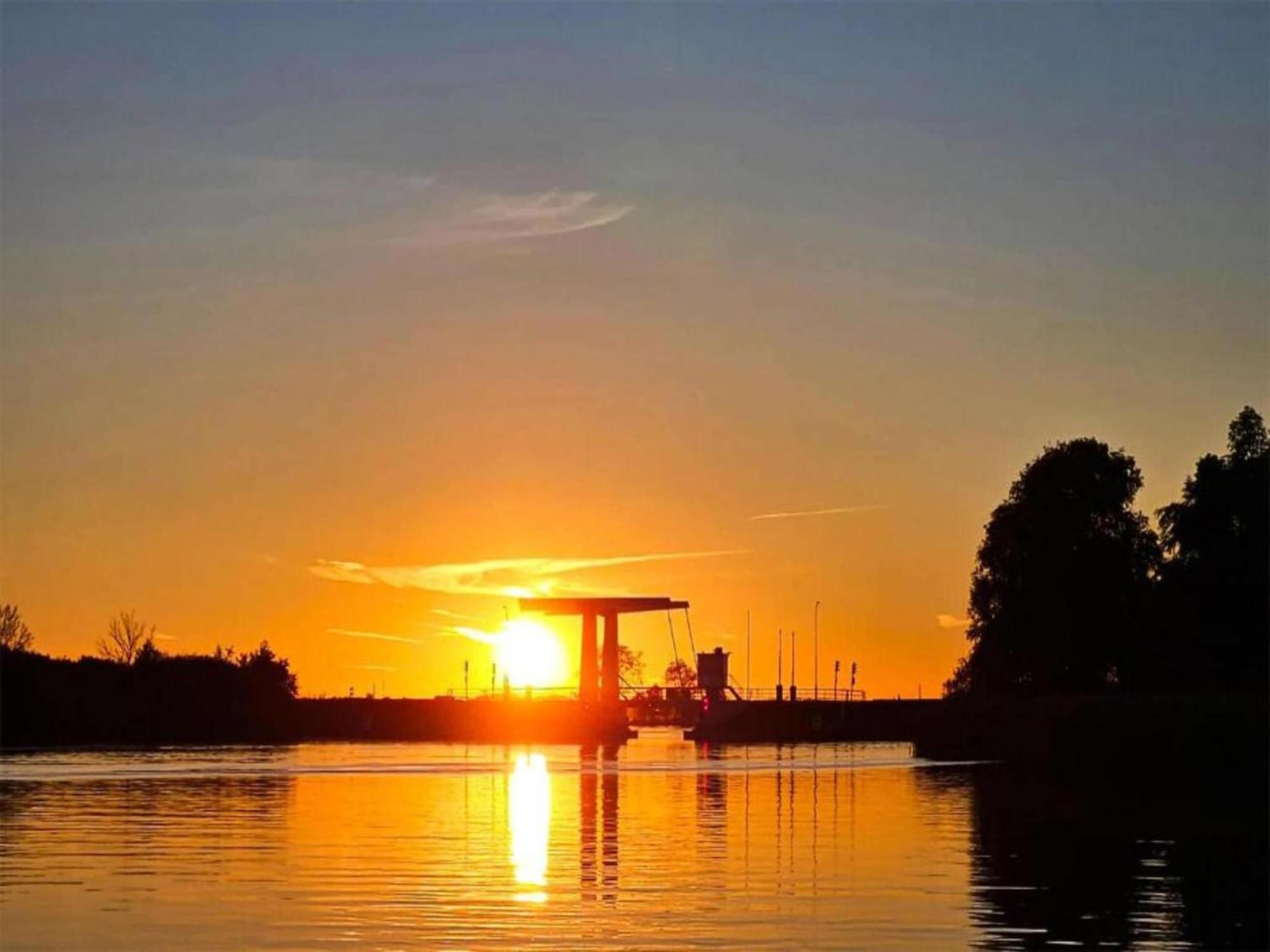 Luxury Docklodge On The Water Delfstrahuizen Bagian luar foto