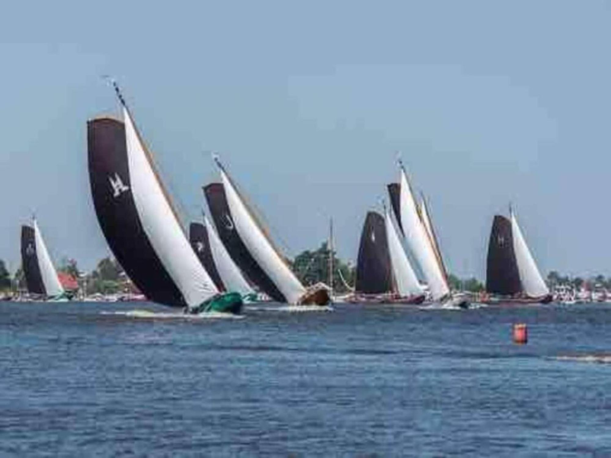 Luxury Docklodge On The Water Delfstrahuizen Bagian luar foto