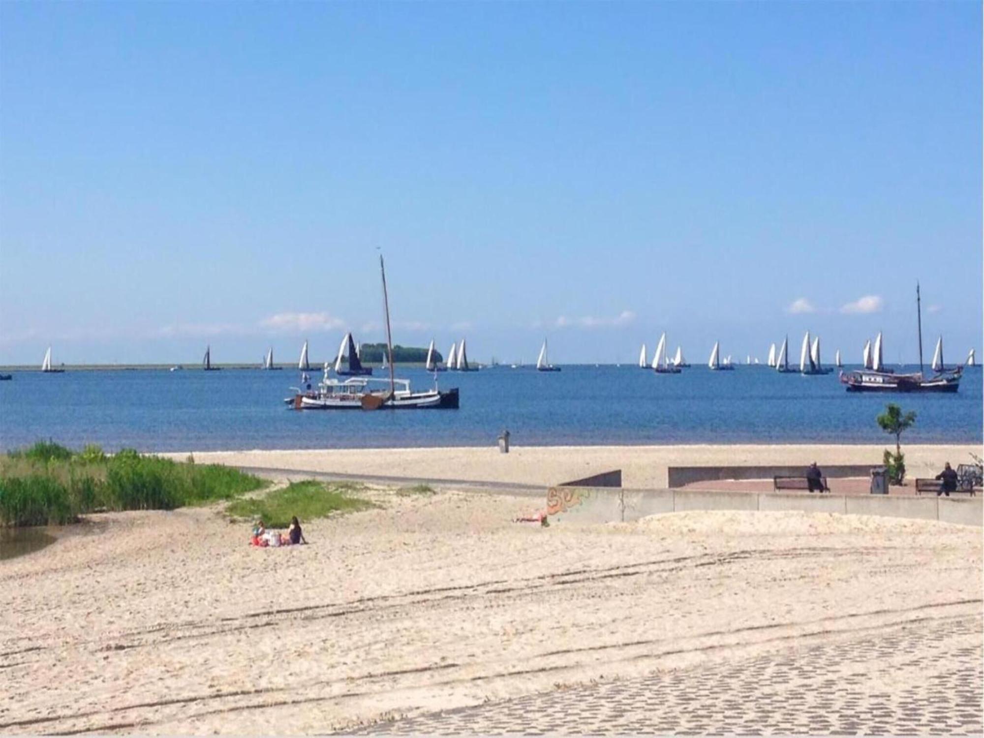 Luxury Docklodge On The Water Delfstrahuizen Bagian luar foto