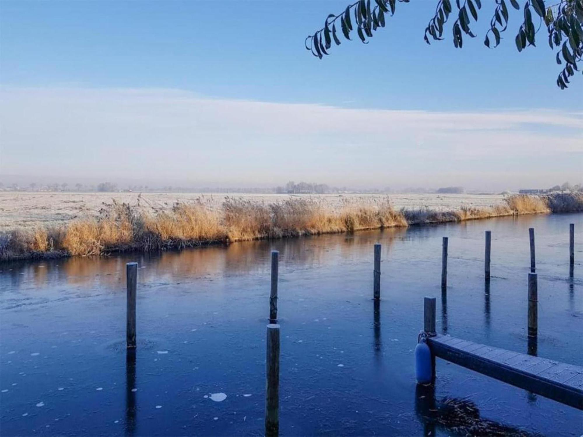 Luxury Docklodge On The Water Delfstrahuizen Bagian luar foto