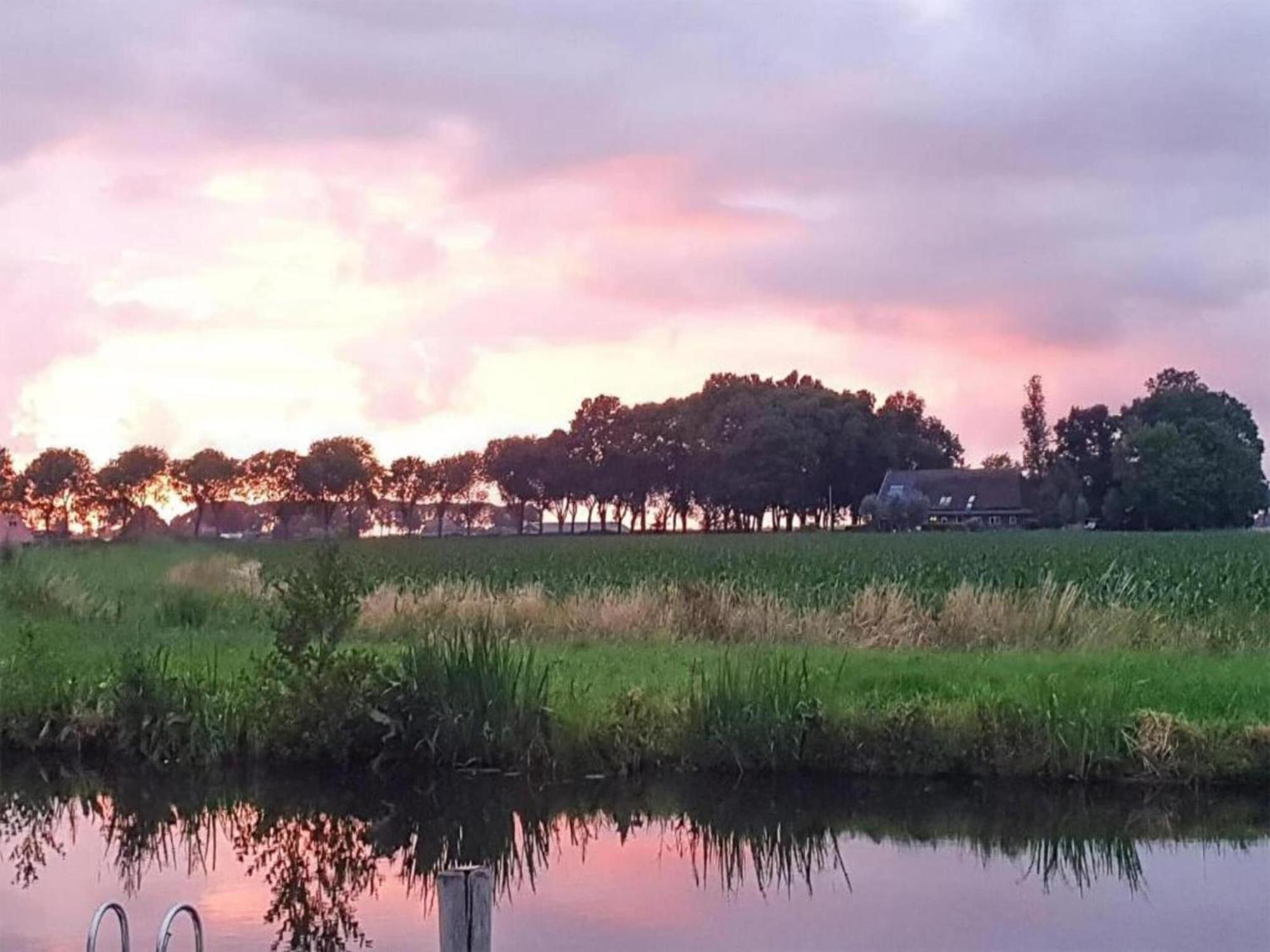 Luxury Docklodge On The Water Delfstrahuizen Bagian luar foto