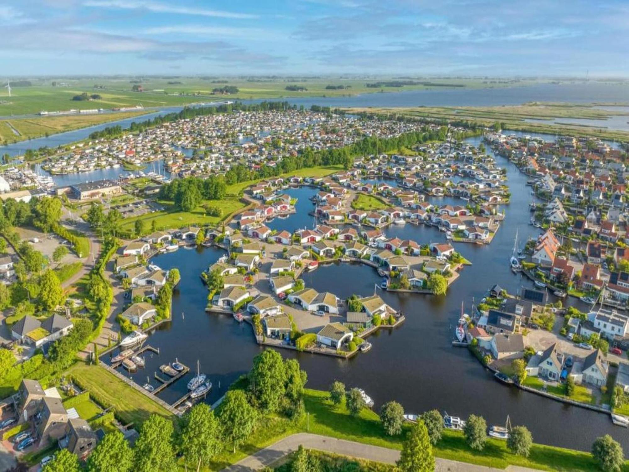 Luxury Docklodge On The Water Delfstrahuizen Bagian luar foto